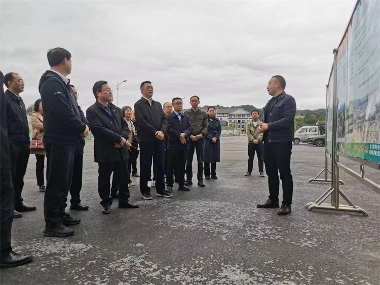 自貢市人大常委會副主任、民建自貢市委主委王孝謙一行考察四川供銷西南冷鏈物流基地